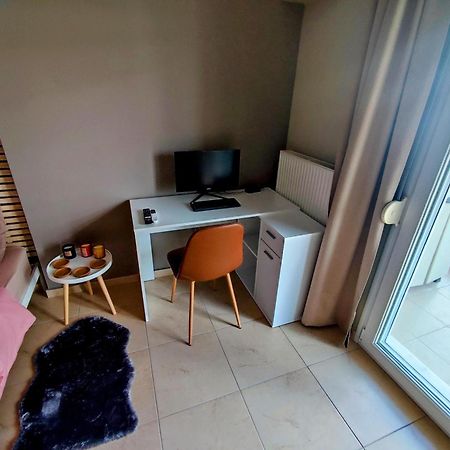 Cozy Apt! Friends & Family - Private Paid Parking Солун Екстериор снимка