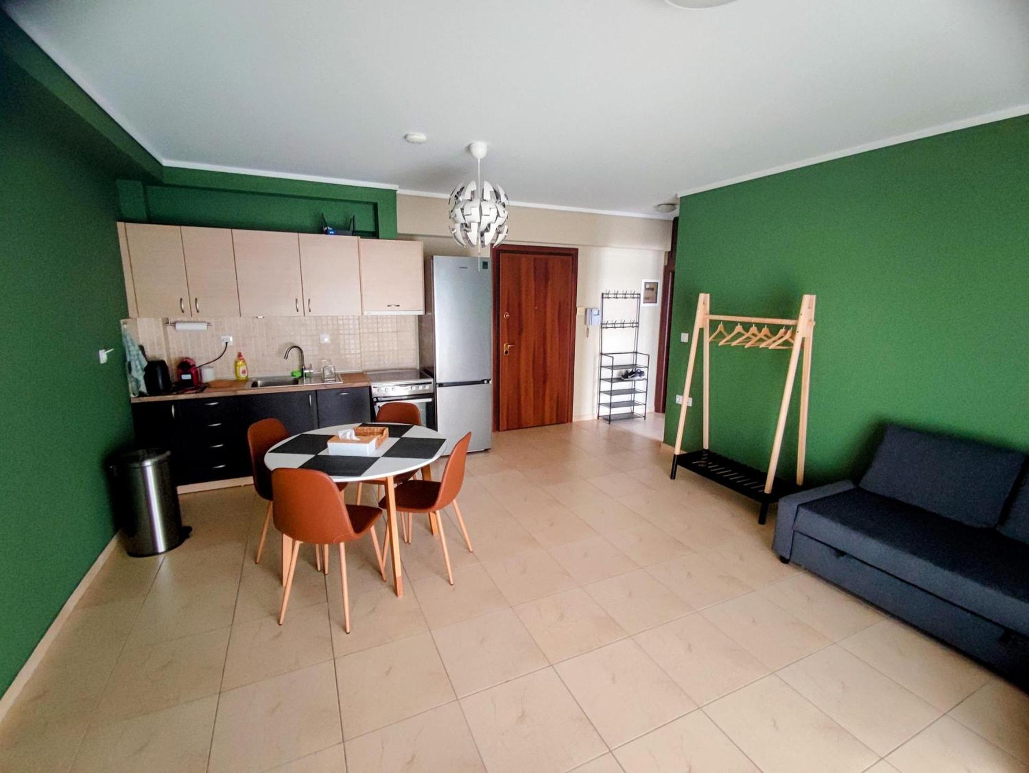 Cozy Apt! Friends & Family - Private Paid Parking Солун Екстериор снимка